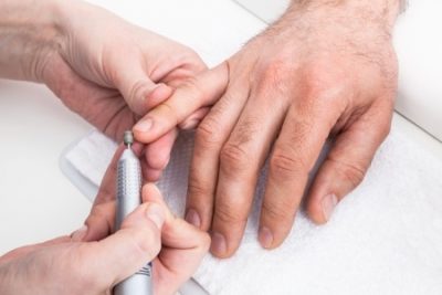 Männer Manicure bei Kosmetik Lee