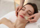 Gesichtsbehandlung Gua Sha