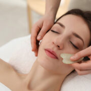 Gesichtsbehandlung Gua Sha