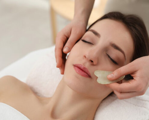 Gesichtsbehandlung Gua Sha