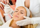 unreine Hautreceiving a facial treatment