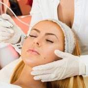 unreine Hautreceiving a facial treatment