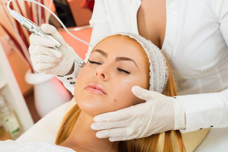 unreine Hautreceiving a facial treatment